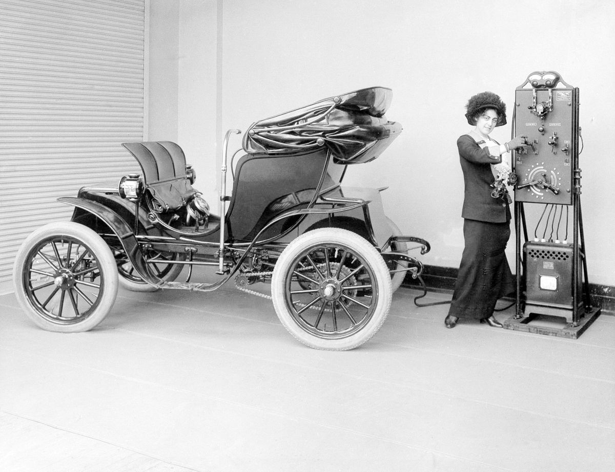 Las acciones de Tesla y los primeros autos eléctricos